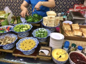 プーケット島巡りツアー前の軽食